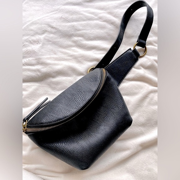 Universal Thread Handbags - Universal Thread Black Adjustable Crossbody Bag